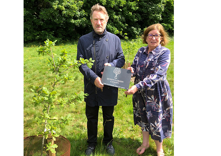 Placing the Queen’s Green Canopy plaque on Croxley Green